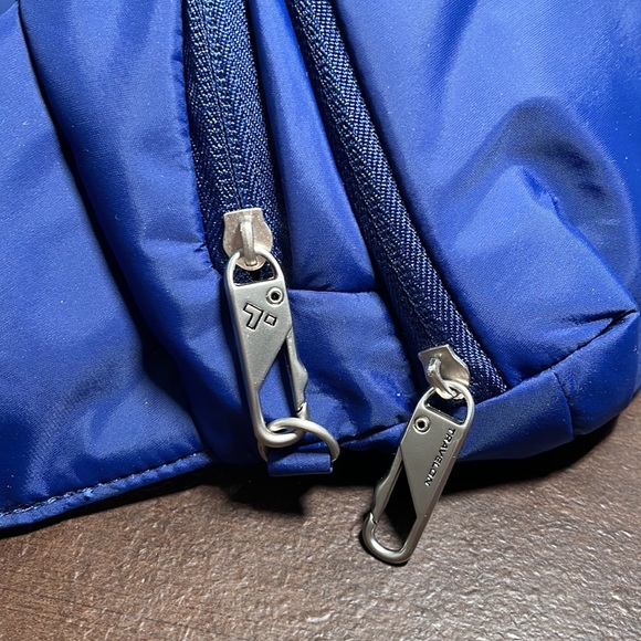 Travelon Anti Theft Slim Waist Pack - Picture 4 of 9